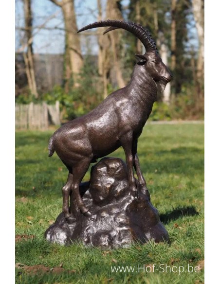 Chèvre de montagne à côté d'un rocher - statue en bronze (B1524)