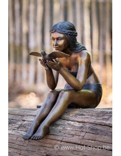Femme avec un petit oiseau - sculpture en bronze (B1283)