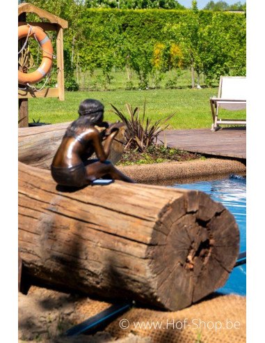 Femme avec un petit oiseau - sculpture en bronze (B1283)