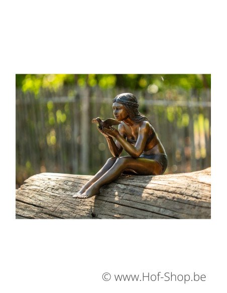 Femme avec un petit oiseau - sculpture en bronze (B1283)