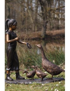 Fille nourrissant des oies - statue en bronze (B1494)