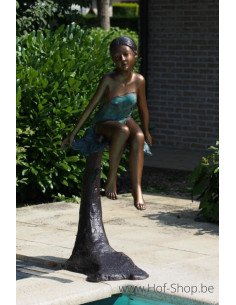 Fille Assise sur un Tronc - statue en bronze (B94666)