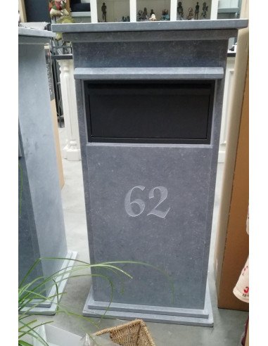 Gravure : numéro de maison sur la boîte aux lettres