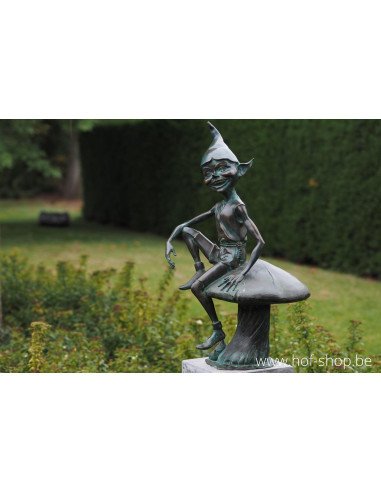 Pixie op paddenstoel - bronzen beeld