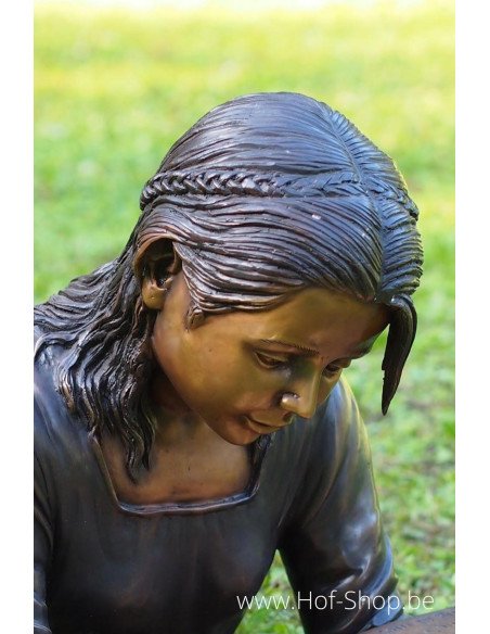 Liggend lezend meisje - bronzen beeld