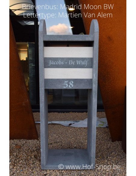 Gravure: nummer en naam op Madrid Moon BW - Lettertype Martien Van Alem