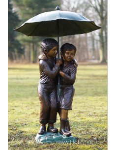 Twee kinderen onder paraplu - bronzen beeld (B215)
