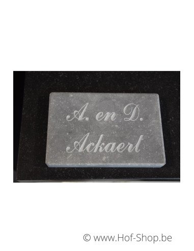 Gravure du numéro et du nom sur plaque de pierre bleue 18 x 18 cm - Plaque nominative sablée grise