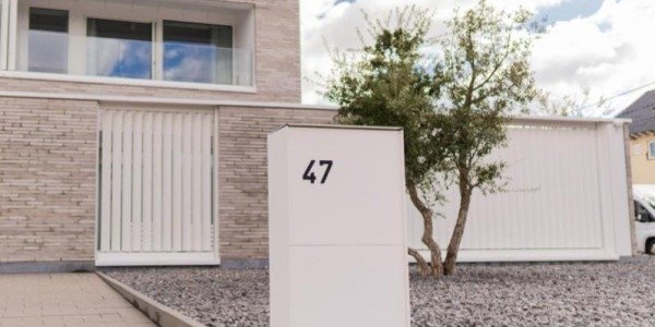 Stijlvolle brievenbus in het wit